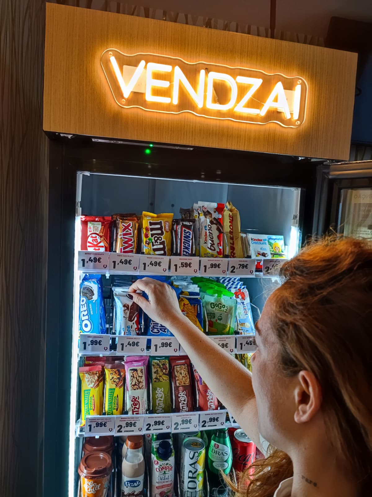 Pessoa a retirar produto de um smartcooler Vendzai